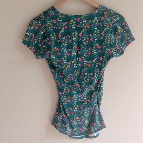 Boden Short Sleeve Floral Top Sz 2 - Picture 3 of 3